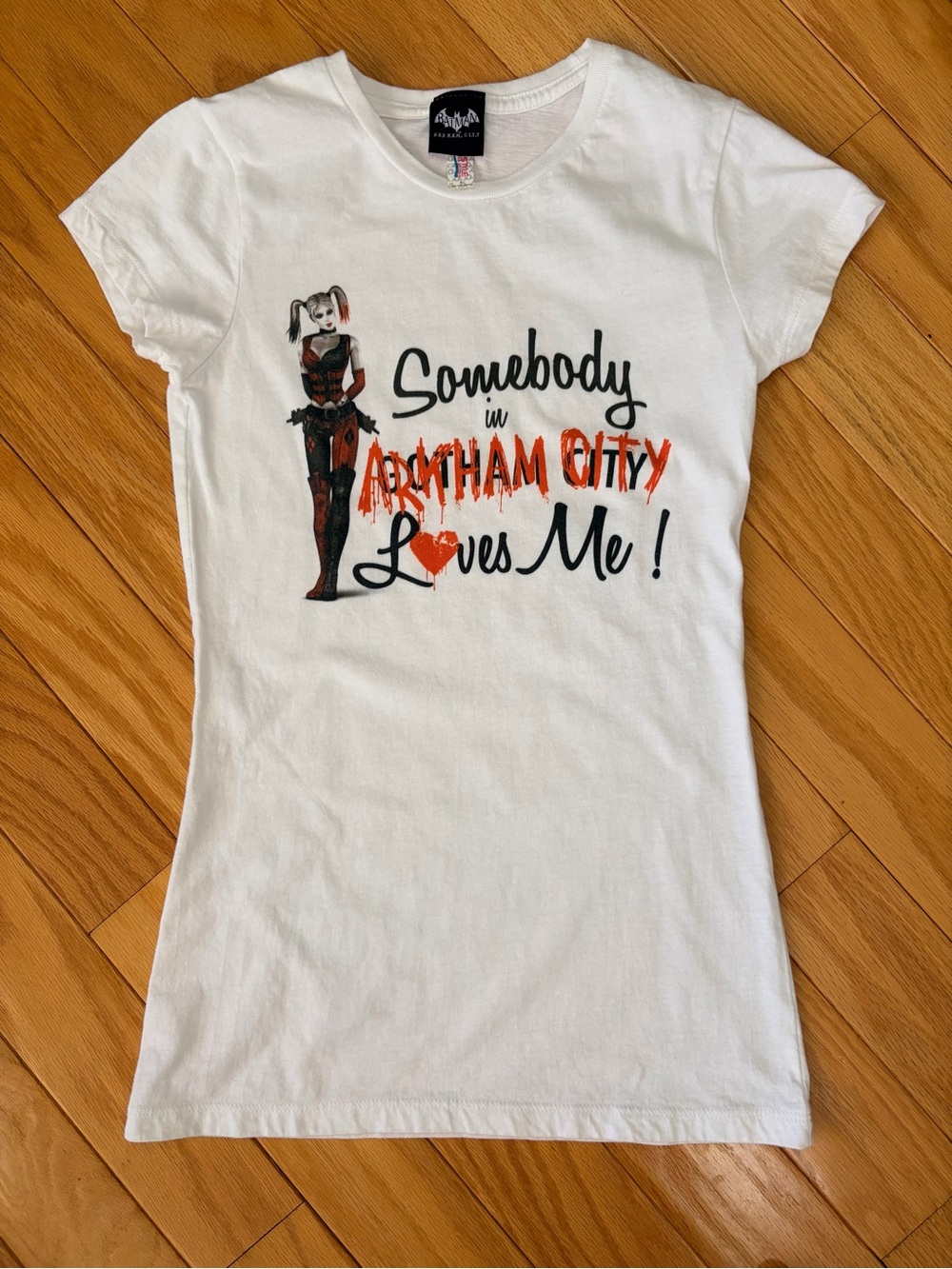 Harley Quinn White Short Sleeve Graphic Tee - Somebody in Arkham City Loves Me - Picture 1 of 6